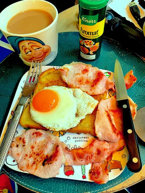 Fried Egg, Bacon, Fried Bread, tea 