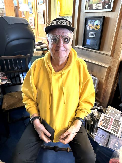 A King in Phone Glasses