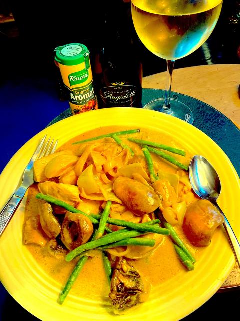 Chicken & Mushroom curry with onions and green beans in a cream sauce.