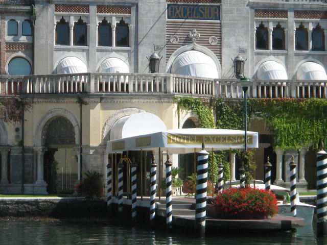 Arriving on the launch at the Lido