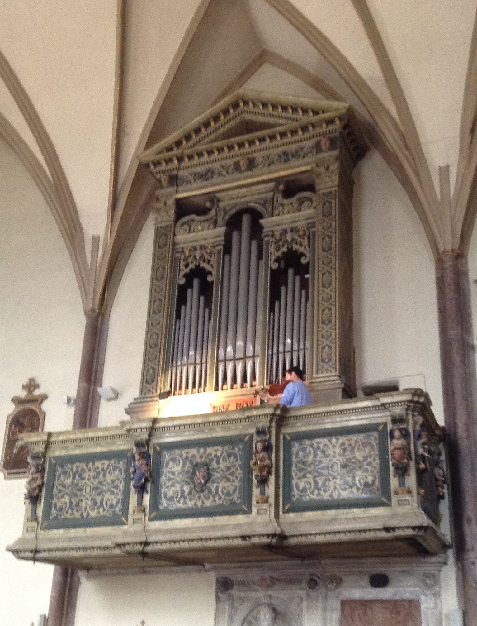 organist (hidden) and violinist
